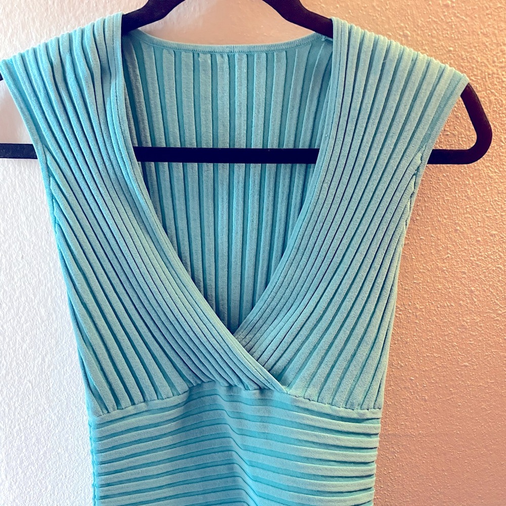 Cute summer v neck sleeveless sweater, great for all day or a night on the town!